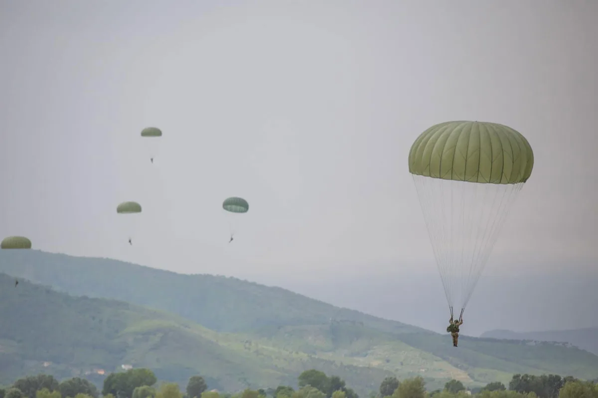 Paratroopers in Trevignano: only those who train can improve - brigatafolgore.net