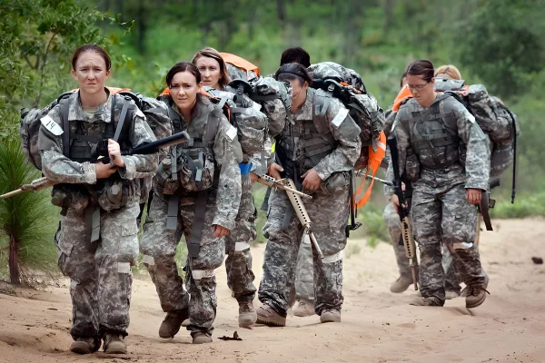 USA, stesso test fisico per uomini e donne nell’Esercito. L’Europa va più cauta