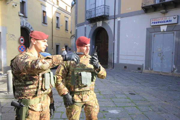 Over 300 Paratroopers Supporting Law Enforcement in Naples for the Execution of Judicial Orders