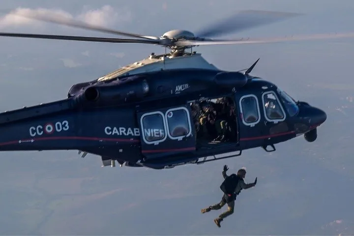 Completed in Guidonia the testing for TCL launch from UH-139D helicopter. Joint venture Air Force, Carabinieri, Army with Folgore as protagonist - brigatafolgore.net