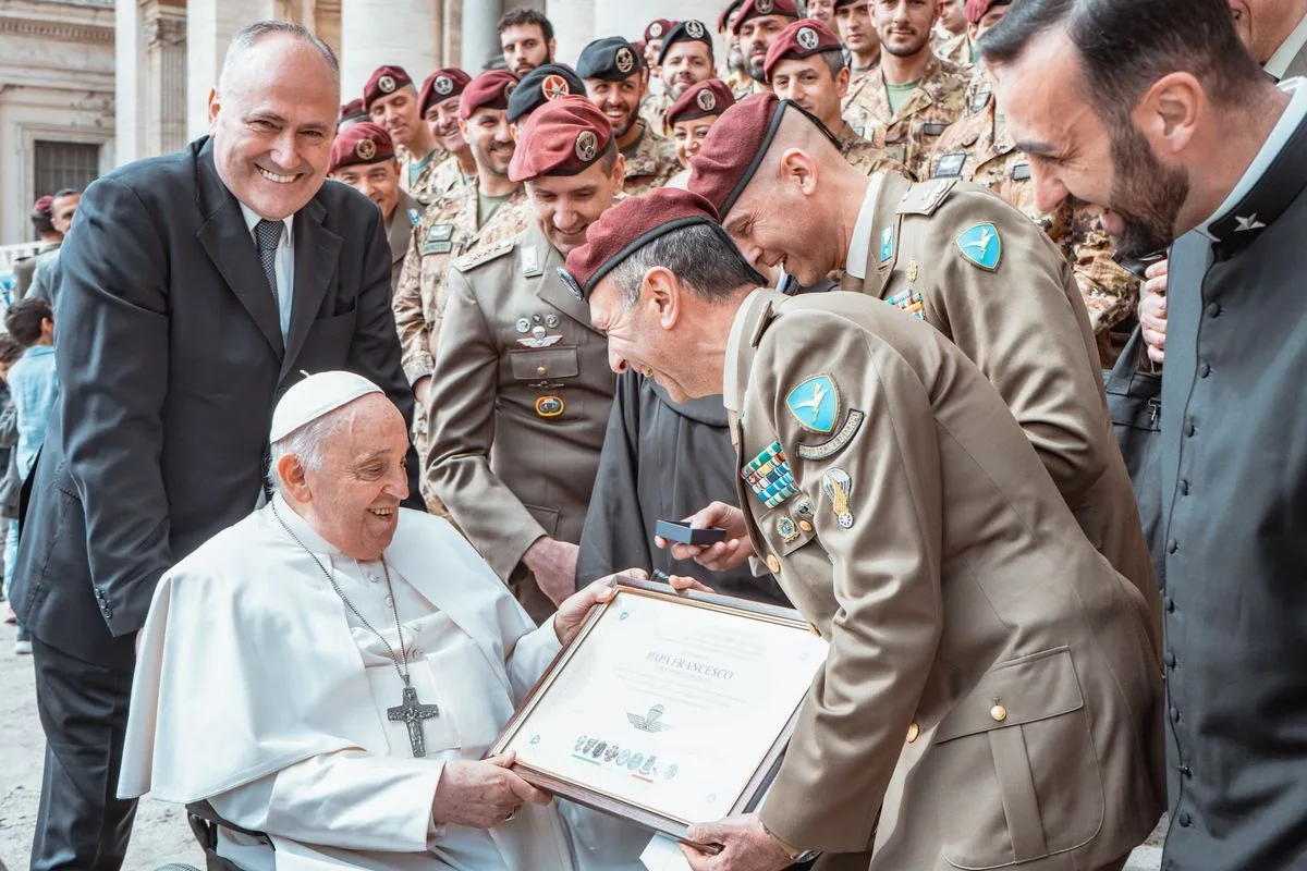Papa Francesco riceve i militari di Strade Sicure: brevetto da Paracadutista ad honorem per Sua Santità - brigatafolgore.net