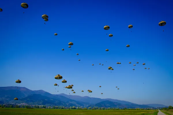 Folgore dal cielo: aviolancio simultaneo da C-130J e C-27J