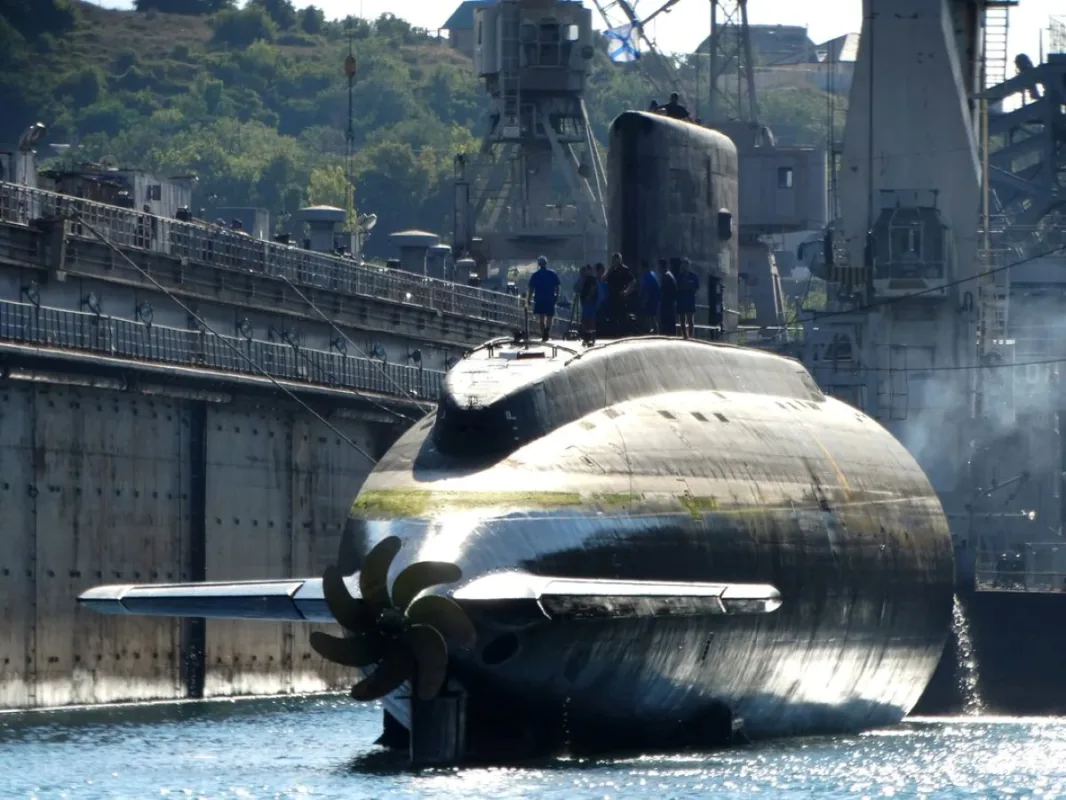 Ukrainian Underwater Drone Destroys Russian Submarine in Novorossiysk - video - brigatafolgore.net