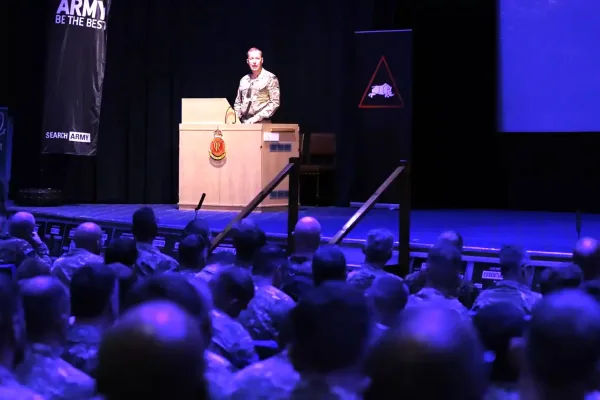 La Spina Dorsale dell’Esercito: Come il Regno Unito valorizza i Sottufficiali guidando la strategia globale