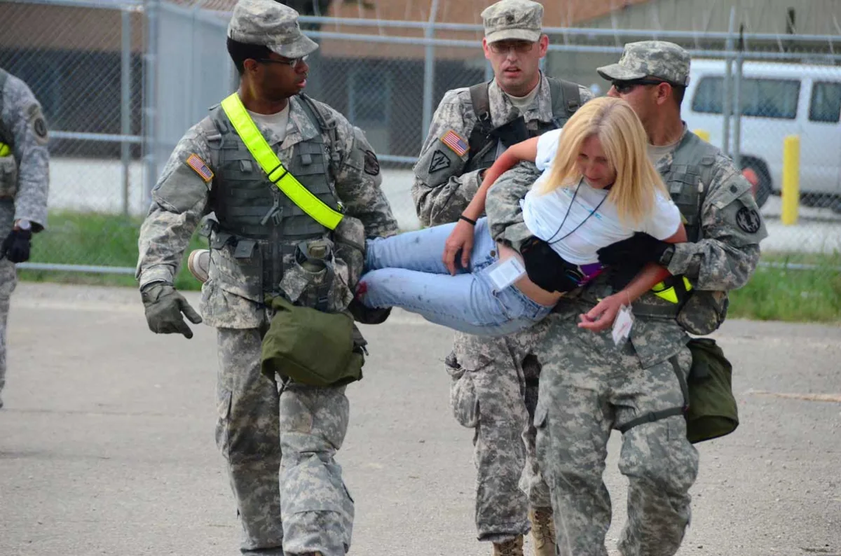 Soldati statunitensi del 720º Battaglione di Polizia Militare, trasportano un role player in sicurezza durante uno scenario addestrativo di ricerca e soccorso - Foto SGT Katryn Tuton Public Domain