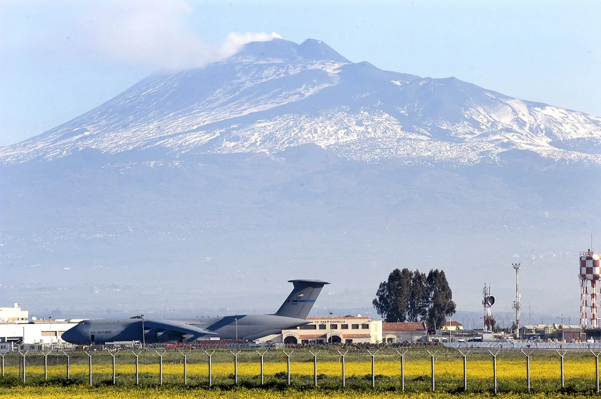 Sigonella 2026: Italy blocks the transit of US air assets to the Middle East - brigatafolgore.net
