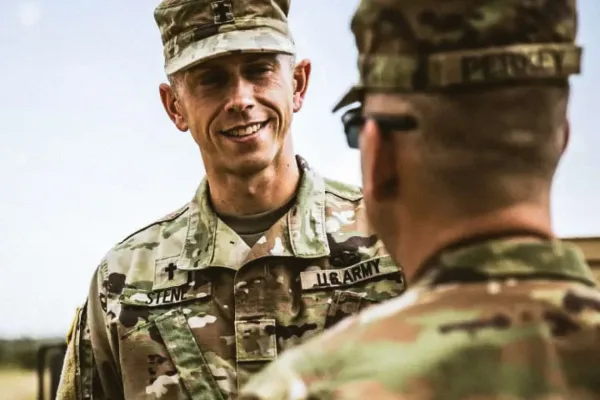 Difesa USA: Pete Hegseth fa rimuovere i gradi dei cappellani dalle Army Combat Uniforms – un errore storico e operativo