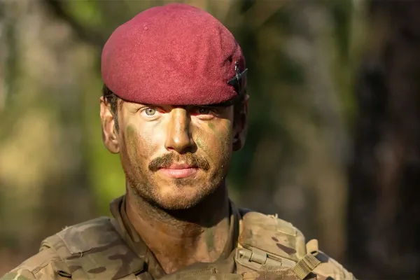 Il Paracadutista Inglese che è ritornato alla Carriera Militare