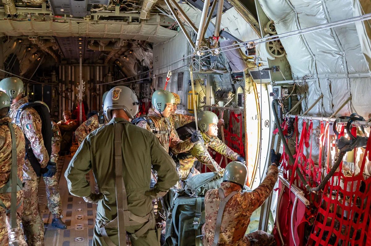 46ª Brigata Aerea e Brigata Paracadutisti “Folgore” testano nuove capacità di aviolancio dei velivoli da trasporto - brigatafolgore.net
