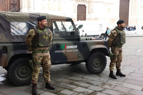 Tenta di rubare un auto e aggredisce un militare dell’Esercito e un Carabiniere. È già libero.