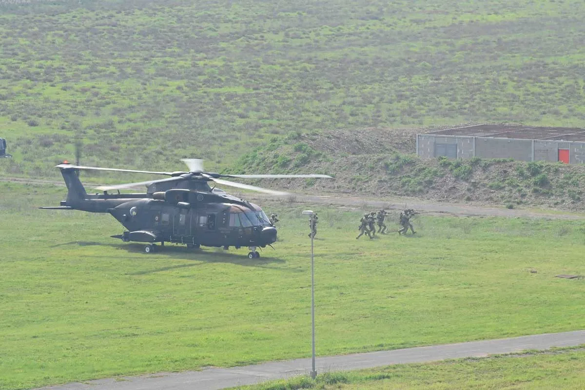 Italian Air Force, impressive exercise of the 17th Raiders Wing at Furbara: simulated hostage rescue operation behind enemy lines - brigatafolgore.net
