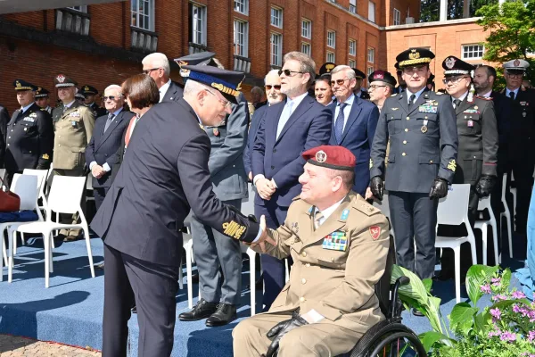 Scuola Militare Aeronautica “G. Douhet”: giurano gli Allievi del Corso Astro II, presenti Rauti, Portolano, Conserva e Gianfranco Paglia
