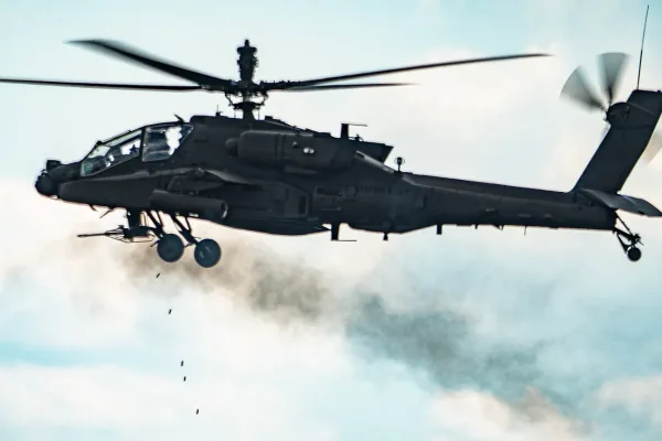 L’Apache AH-64 è il nuovo Caccia Droni con Munizioni Esplosive di Prossimità