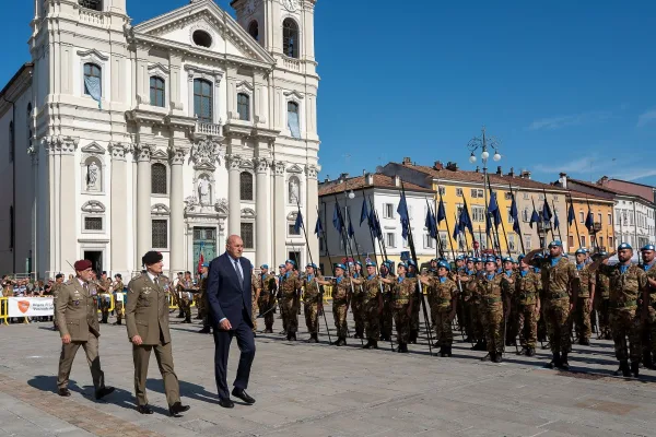 Le Autorità Militari salutano la Pozzuolo del Friuli: il Generale Paracadutista Mandolesi rientra dal Libano