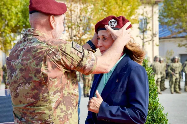 From Pope Francis to Isabella Rauti: when sharing values earns the title of “paratrooper ad honorem”