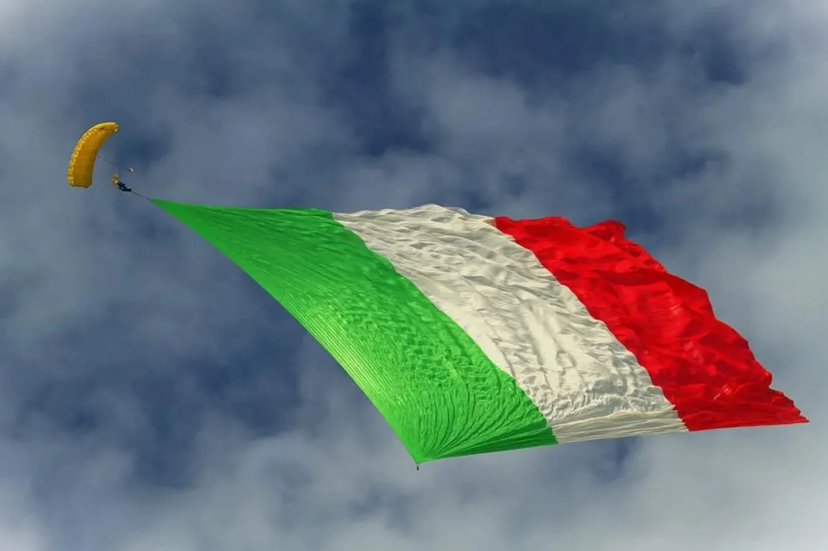 Il Tricolore da Record: Paolo Filippini porta in volo la bandiera Italiana più grande del mondo - brigatafolgore.net