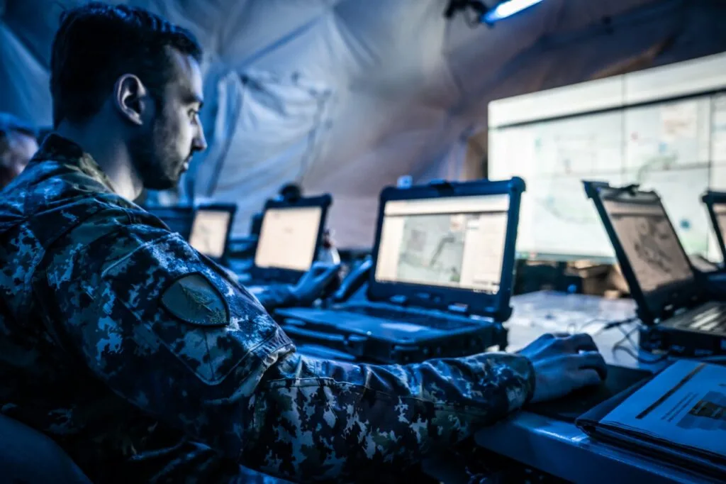 Scudo 25: Brigata Pinerolo, 9° “Rombo” e 4° “Ranger” testano le nuove capacità digitali e tecnologiche - brigatafolgore.net