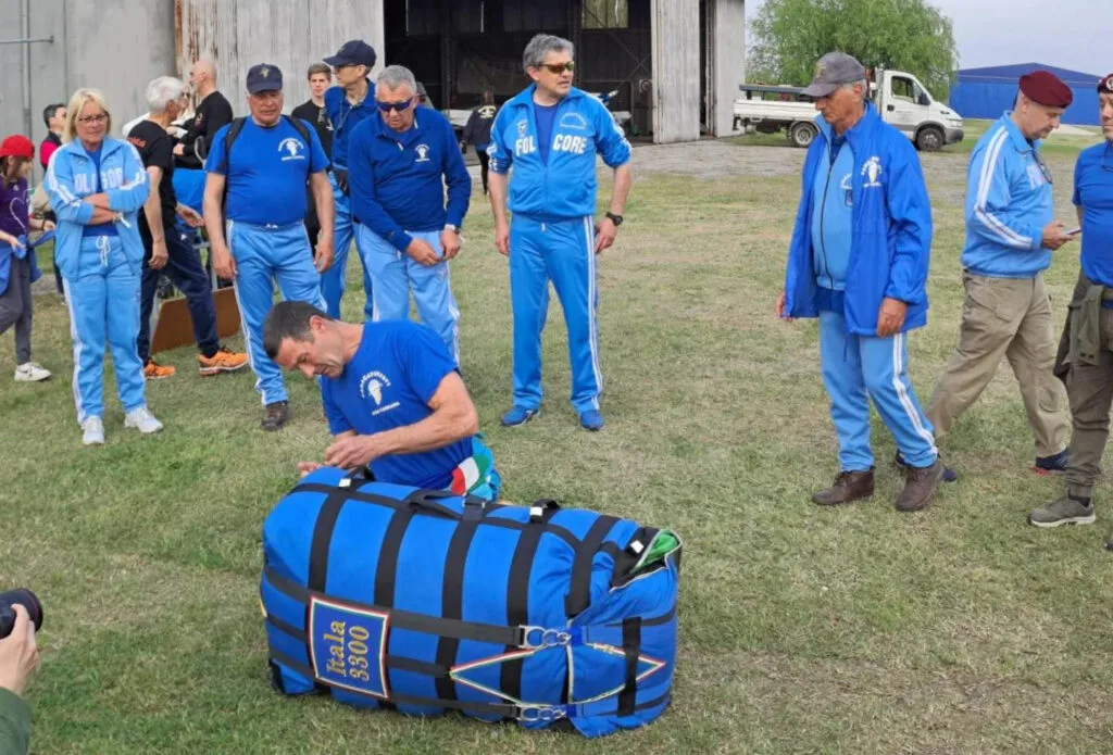 Il Tricolore da Record: Paolo Filippini porta in volo la bandiera più grande del mondo - brigatafolgore.net