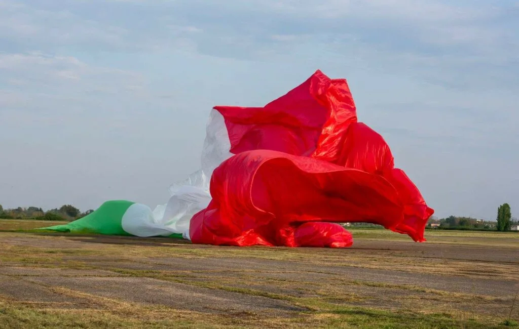 Il Tricolore da Record: Paolo Filippini porta in volo la bandiera più grande del mondo - brigatafolgore.net