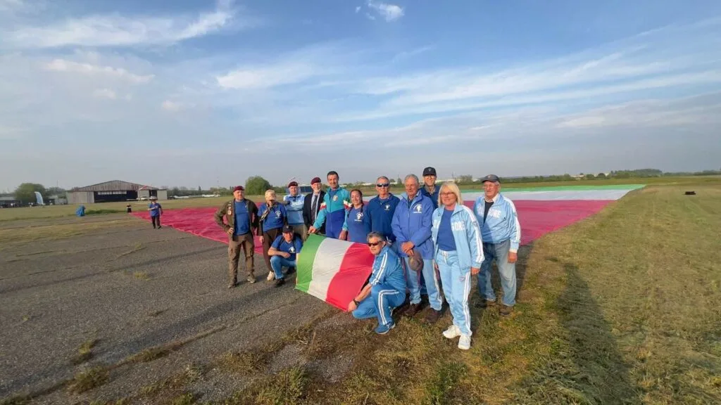Il Tricolore da Record: Paolo Filippini porta in volo la bandiera più grande del mondo - brigatafolgore.net