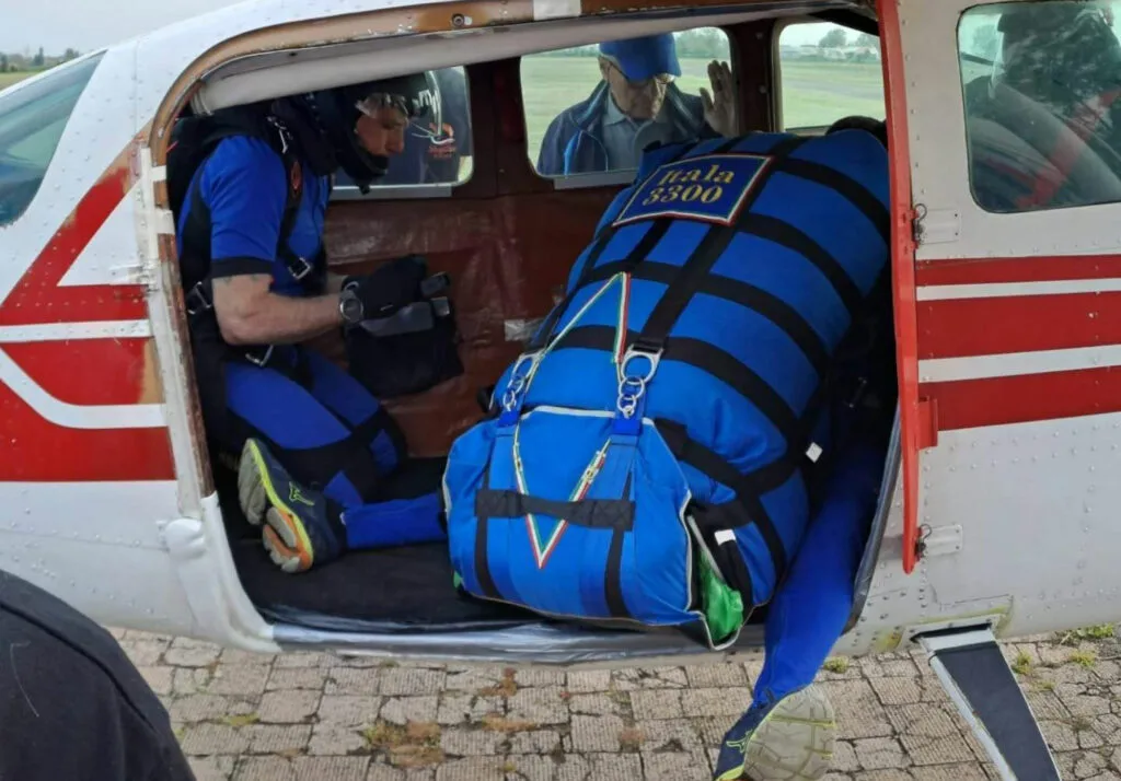 Il Tricolore da Record: Paolo Filippini porta in volo la bandiera più grande del mondo - brigatafolgore.net