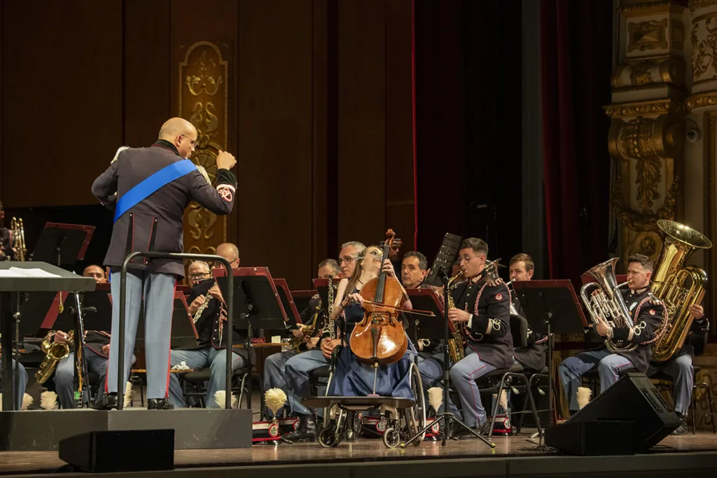 La Banda dell'Esercito in Concerto al Petruzzelli per la cultura della prevenzione e il finaziamento della Ricerca - brigatafolgore.net