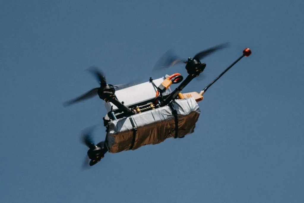 Droni FPV a fibra ottica: l’arma silenziosa della guerra tra Russia e Ucraina - brigatafolgore.net