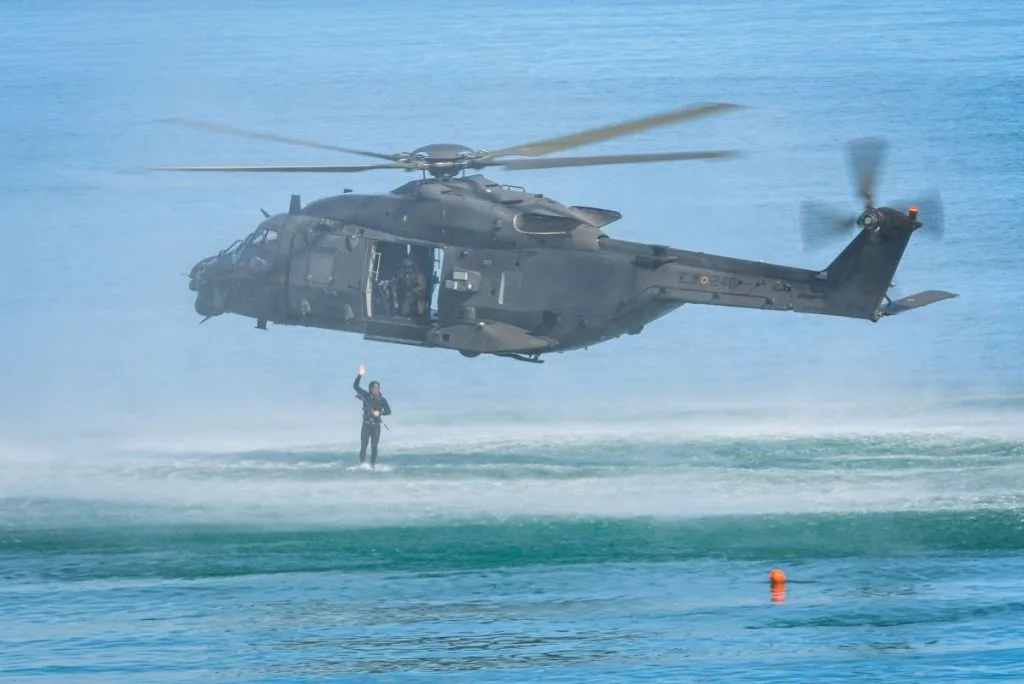 Incursori ed elicotteri in azione: l’Esercito conquista Jesolo tra manovre e applausi - brigatafolgore.net Incursori ed elicotteri in azione: l’Esercito conquista Jesolo tra manovre e applausi - brigatafolgore.net
