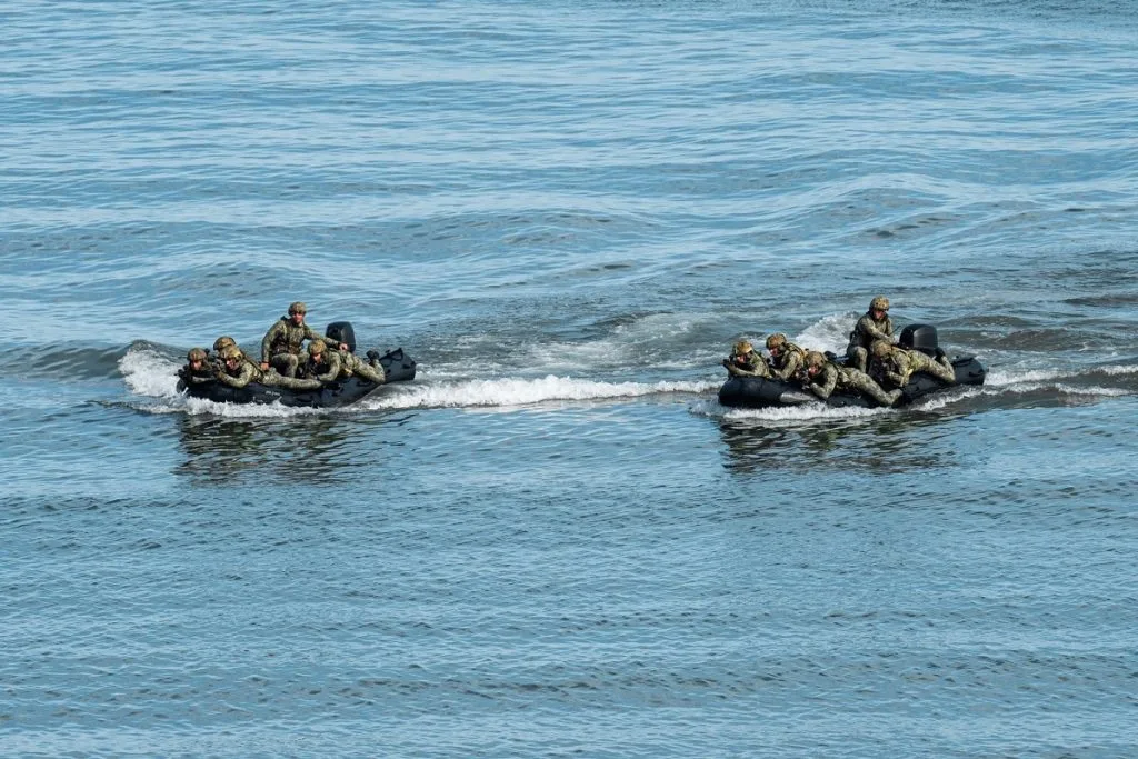 Incursori ed elicotteri in azione: l’Esercito conquista Jesolo tra manovre e applausi - brigatafolgore.net Incursori ed elicotteri in azione: l’Esercito conquista Jesolo tra manovre e applausi - brigatafolgore.net