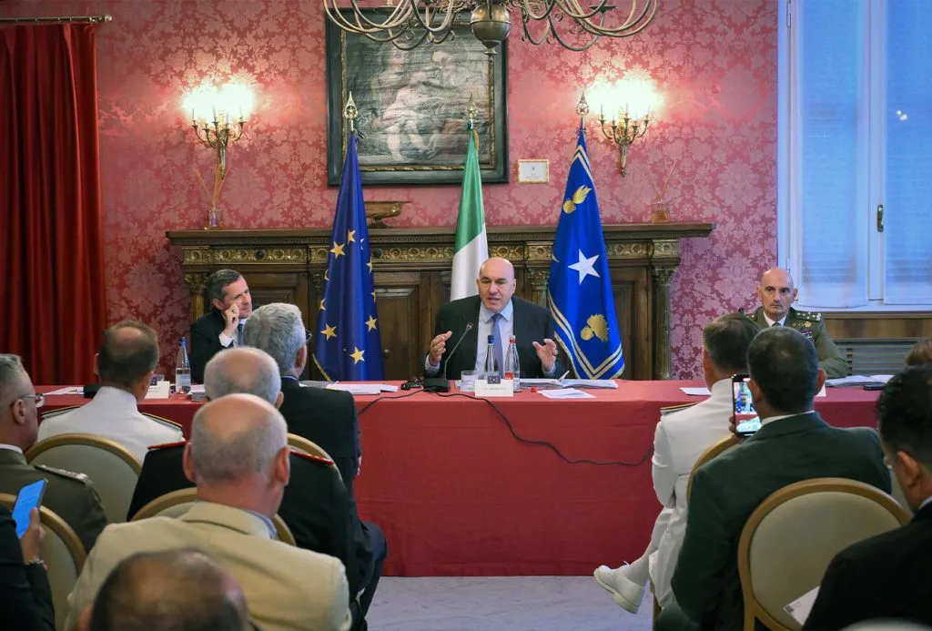 Crosetto incontra le sigle sindacali militari: "Investire sul personale è investire nella sicurezza nazionale" - brigatafolgore.net