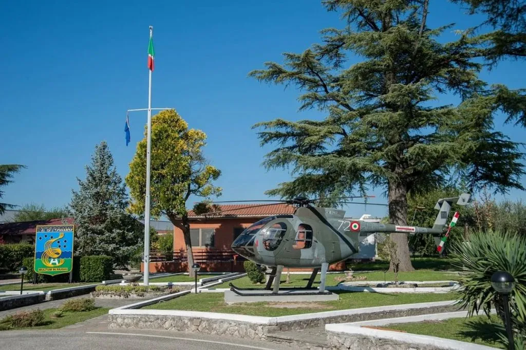 Consegna delle Aquile: Dodici Nuovi Piloti Osservatori di Elicottero per l'Esercito Italiano - brigatafolgore.net