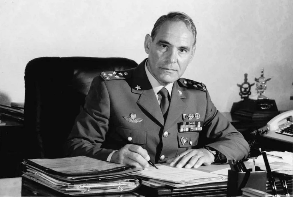 Franco Angioni, il generale che portò l’Italia in missione di pace - brigatafolgore.net