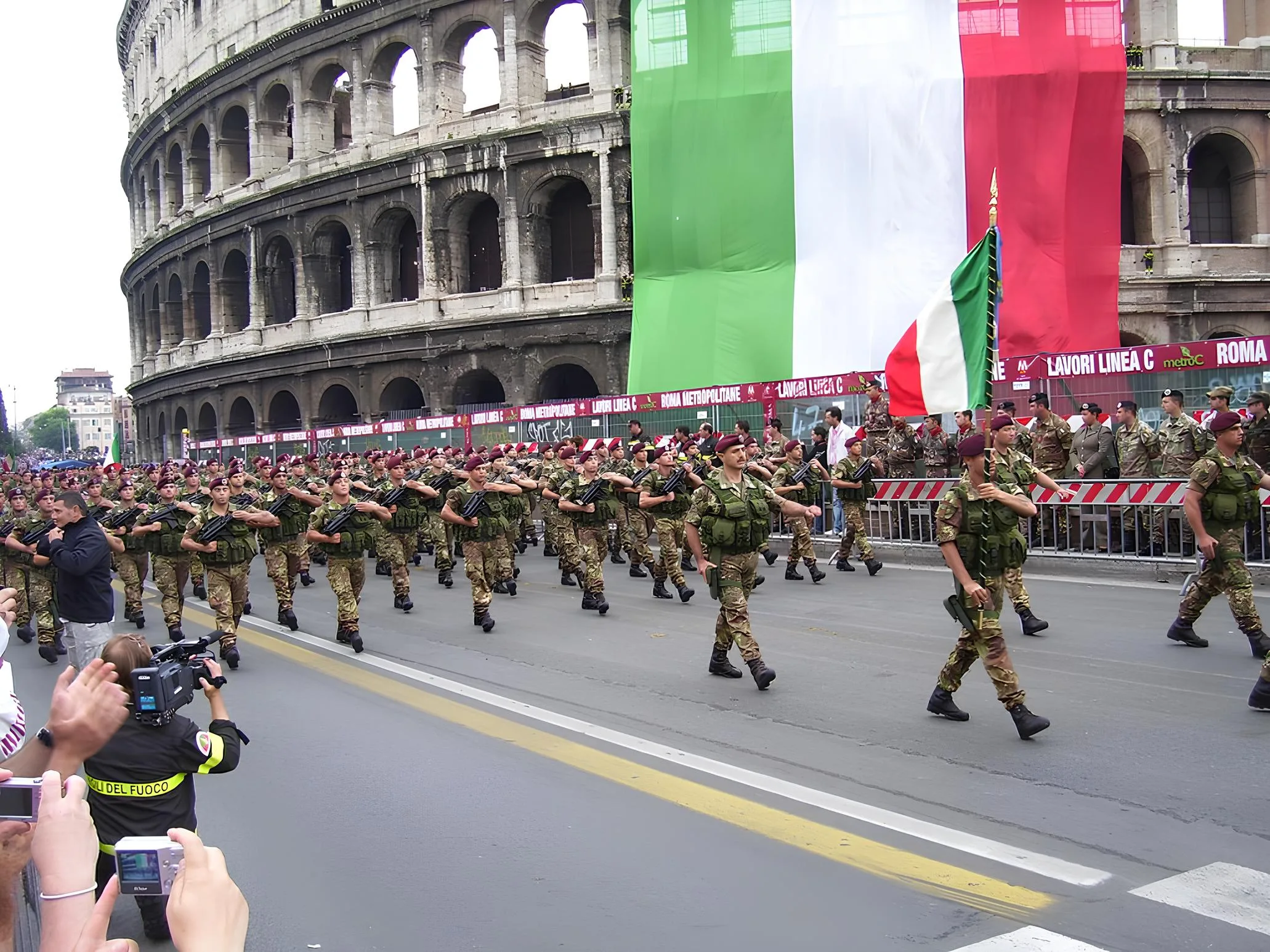 Roma celebra la Repubblica: Frecce Tricolori, nuovi super mezzi militari e parata record ai Fori - DIFESANEWS.COM - Notizie difesa, sicurezza e geopolitica