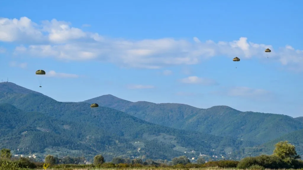 46ª Brigata Aerea e Brigata Paracadutisti “Folgore” testano nuove capacità di aviolancio dei velivoli da trasporto - brigatafolgore.net