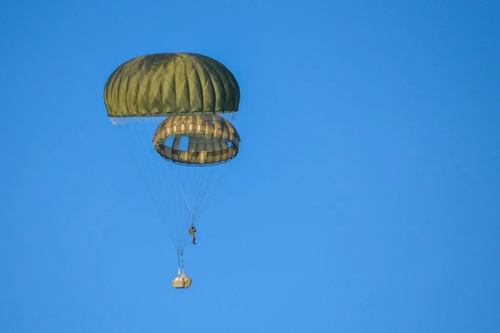 46ª Brigata Aerea e Brigata Paracadutisti “Folgore” testano nuove capacità di aviolancio dei velivoli da trasporto - brigatafolgore.net