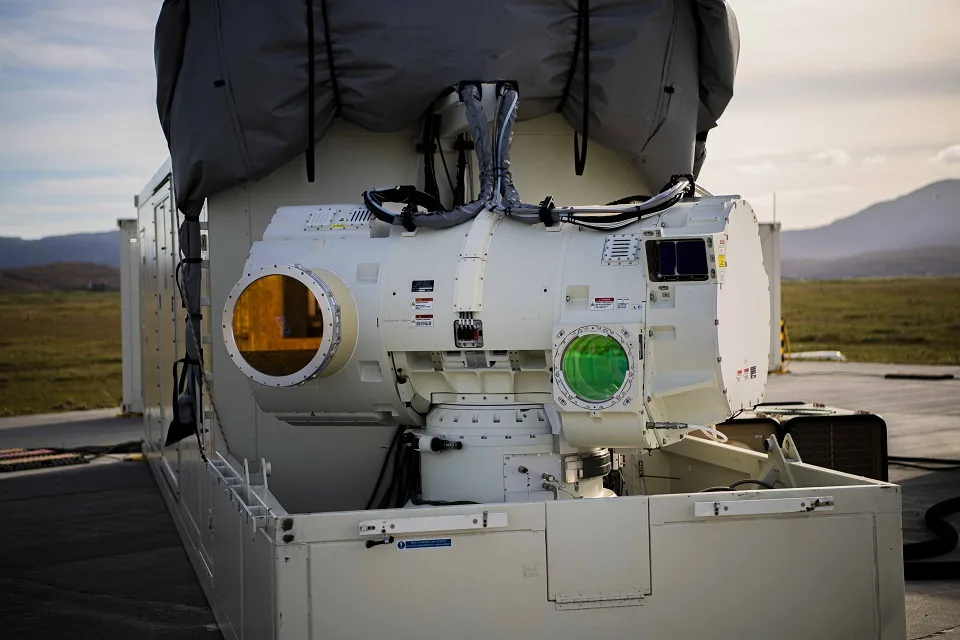Royal Navy, entro il 2027 in servizio i nuovi laser “DragonFire” per abbattere droni Royal Navy, entro il 2027 in servizio i nuovi laser “DragonFire” per abbattere droni