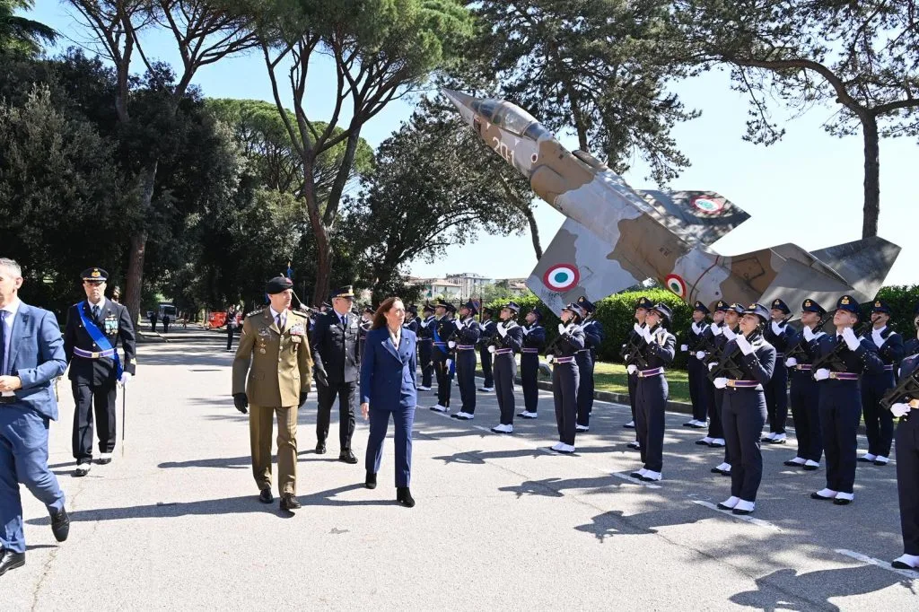 Scuola Militare Aeronautica “G. Douhet”: giurano gli Allievi del Corso Astro II, presenti Rauti, Portolano, Conserva e Gianfranco Paglia - brigatafolgore.net