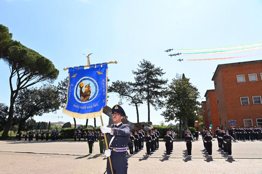 Scuola Militare Aeronautica “G. Douhet”: giurano gli Allievi del Corso Astro II, presenti Rauti, Portolano, Conserva e Gianfranco Paglia - brigatafolgore.net