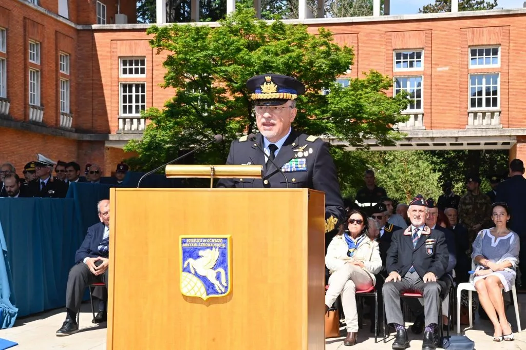 Scuola Militare Aeronautica “G. Douhet”: giurano gli Allievi del Corso Astro II, presenti Rauti, Portolano, Conserva e Gianfranco Paglia - brigatafolgore.net
