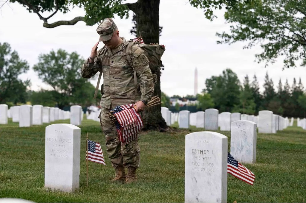A Nation That Honors the Fallen - the Flags In Mission for the Old Guard - brigatafolgore.net