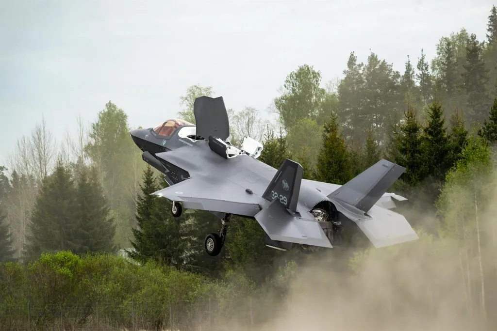 Finland: Italian F-35Bs Land on Highway for Exercise Imminent Field 26 - brigatafolgore.net