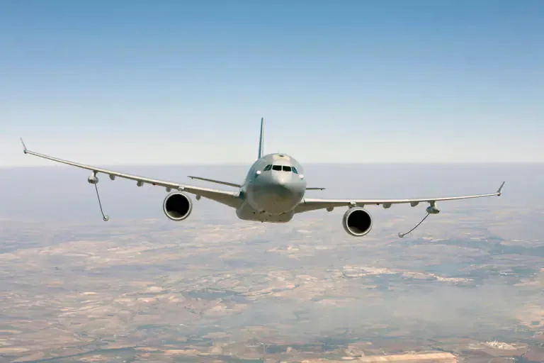 The Paradox of the Folgore and the C-27 Card: The Wear of the C-130J and the Tactical Transport Crossroads in the Era of New Tankers The Paradox of the Folgore and the C-27 Card: The Wear of the C-130J and the Tactical Transport Crossroads in the Era of New Tankers