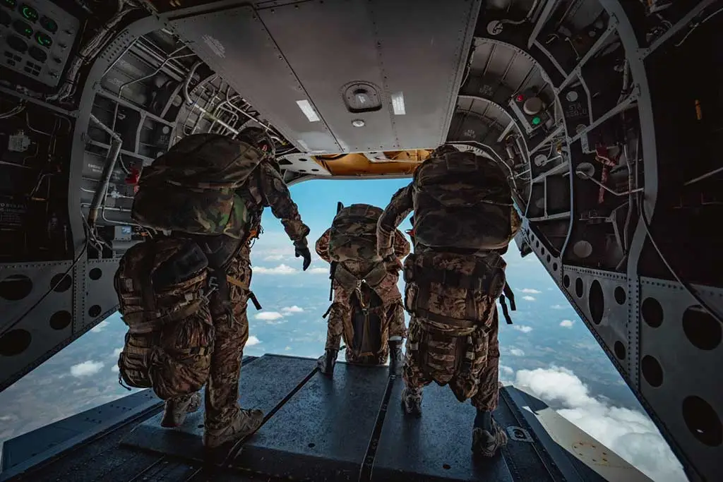 The Paradox of the Folgore and the C-27 Card: The Wear of the C-130J and the Tactical Transport Crossroads in the Era of New Tankers The Paradox of the Folgore and the C-27 Card: The Wear of the C-130J and the Tactical Transport Crossroads in the Era of New Tankers
