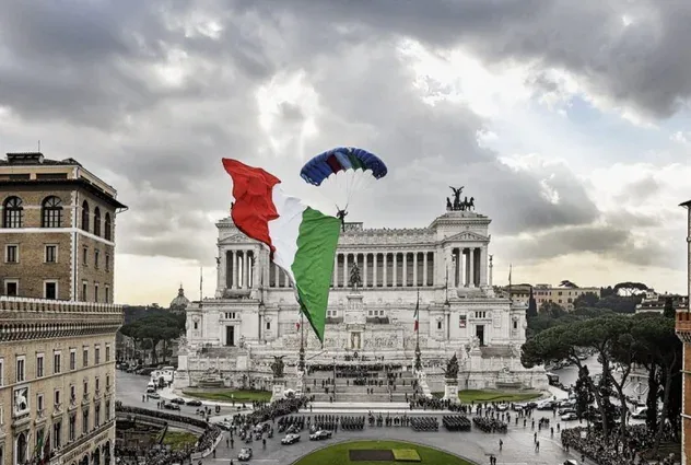 June 2nd - La Folgore Launches the Flag over Rome June 2nd - La Folgore Launches the Flag over Rome